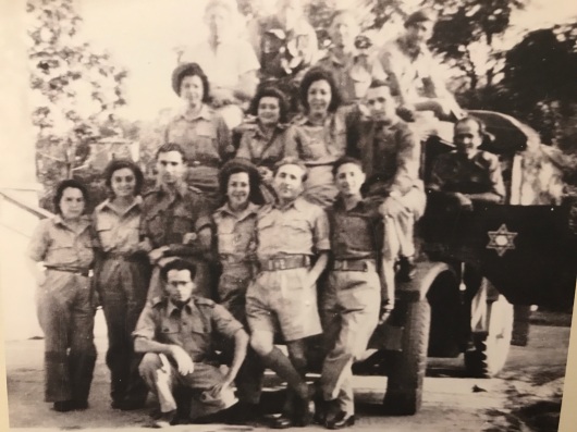 Photo de juives de Rhodes rescapées avec des soldats italiens (on y voit Alice Tarica)